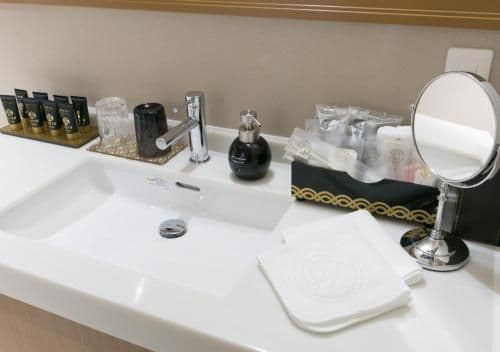 Corner Twin Room with Club Lounge Access - Non-Smoking