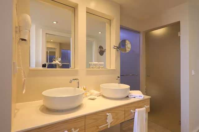DOUBLE CONNECTING ROOM