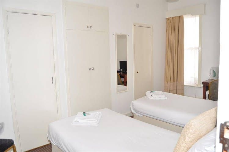 OYO The Strand Hotel4
