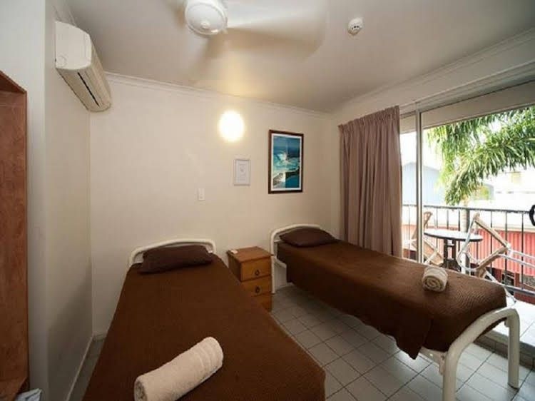 Airlie Waterfront Backpackers1