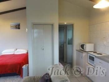 Jack & Di’s Lakefront Motel4