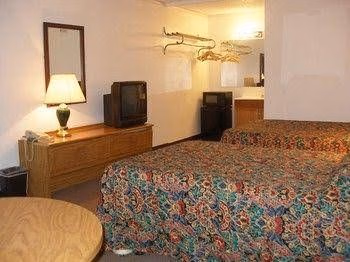 Red Carpet Inn Battleboro2