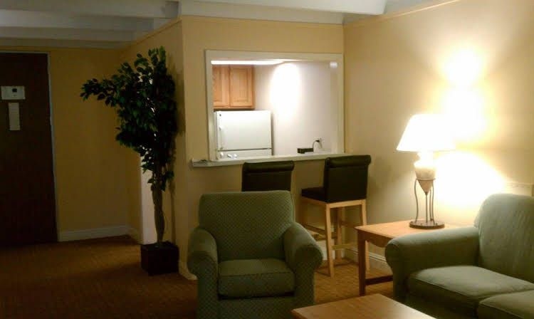 Richmond Suites Hotel3