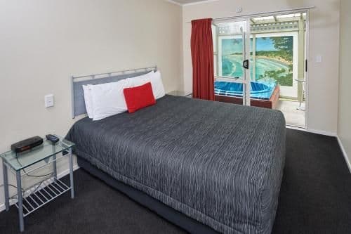 One-Bedroom Apartment with Hot Tub