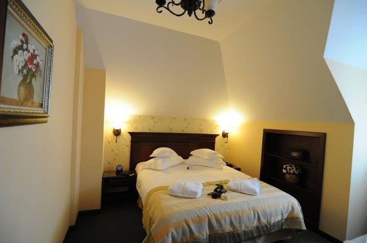 Hotel Foisorul cu Flori0
