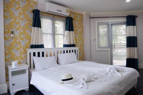 เพชรริมธาร รีสอร์ท (Petch Rim Tan Resort)0