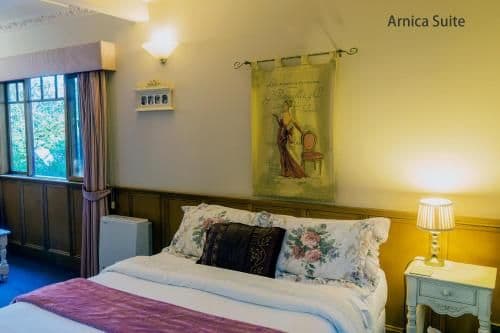 Arnica Queen Suite