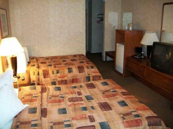 The Moraine Inn Suites & Conference Center0