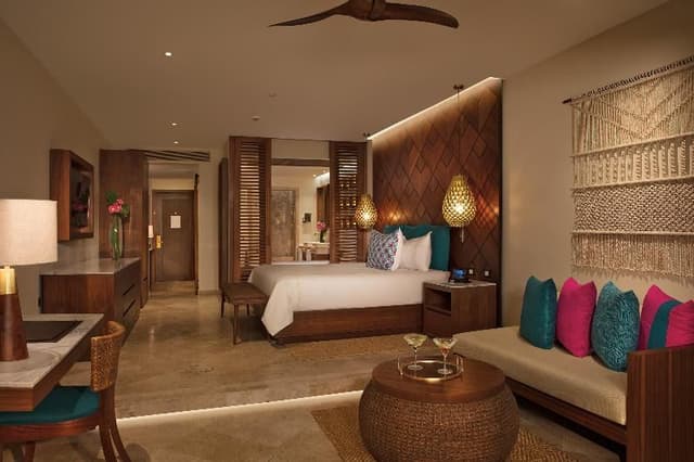 JUNIOR SUITE PARTIAL OCEAN VIEW