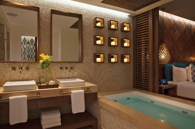 JUNIOR SUITE PARTIAL OCEAN VIEW