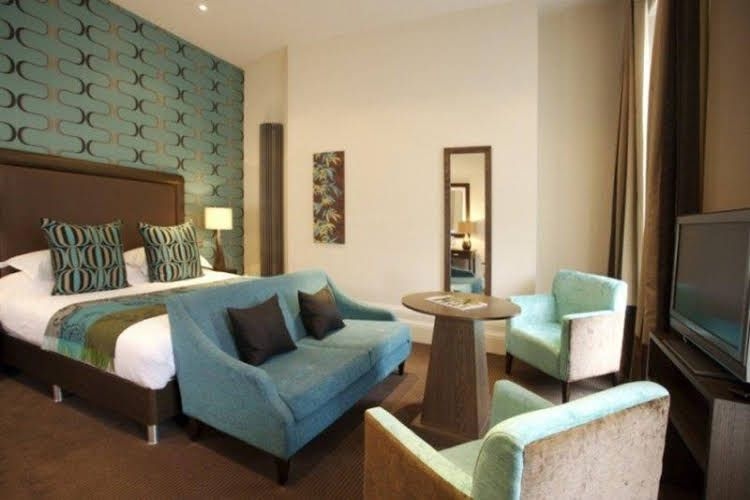 The George Hotel & Monty's4