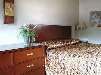 Hudson Manor Inn2