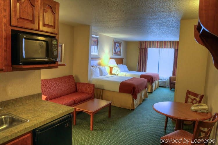 Holiday Inn Express Hotel and Suites Valparaiso2