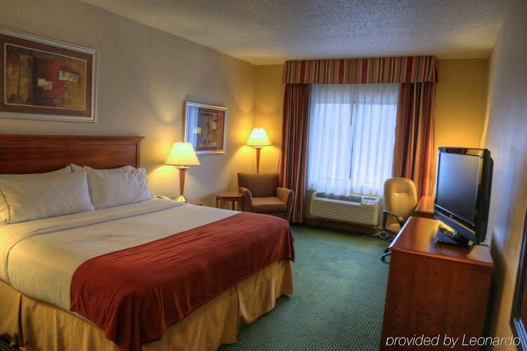 Holiday Inn Express Hotel and Suites Valparaiso0