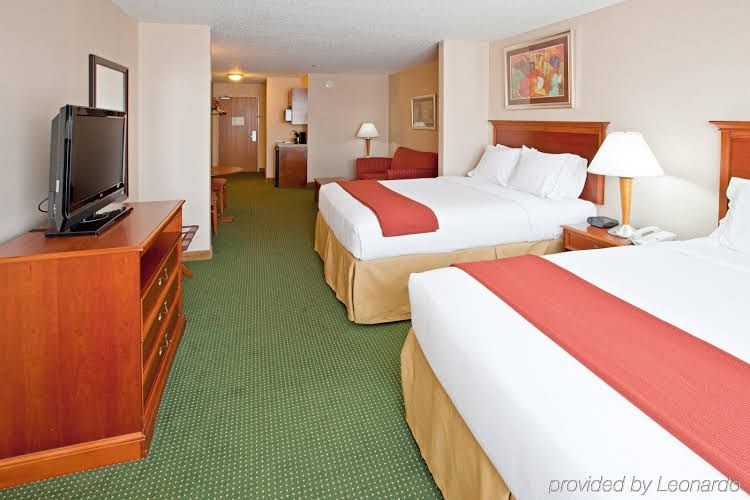 Holiday Inn Express Hotel and Suites Valparaiso3