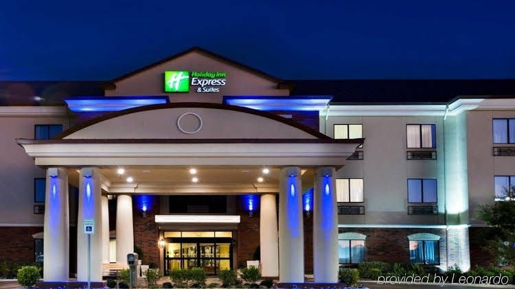 Holiday Inn Express Hotel and Suites Valparaiso4