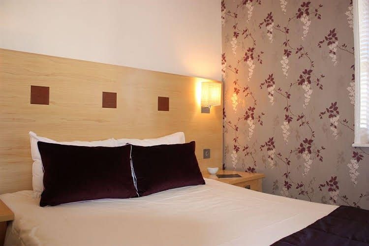 The Warwick Arms Hotel1