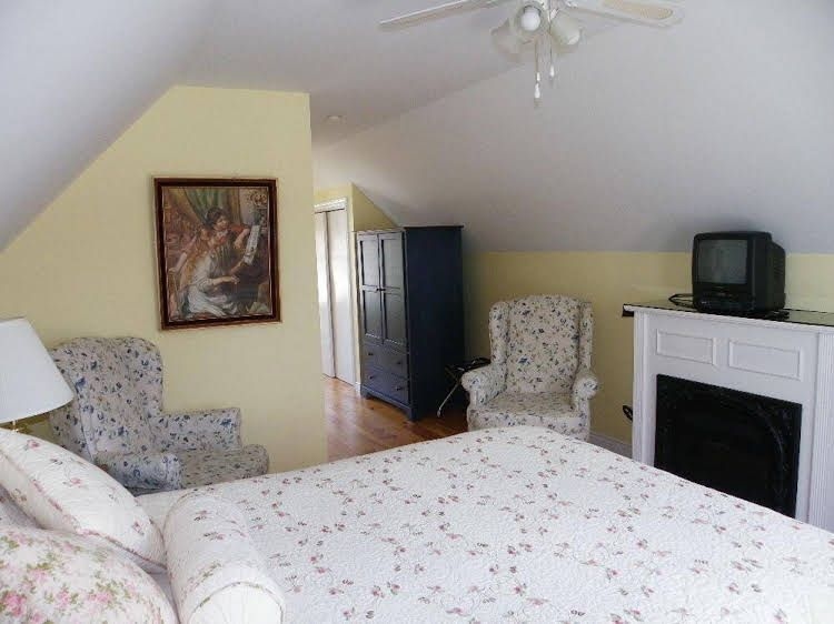 The Colonel's In Bed and Breakfast4