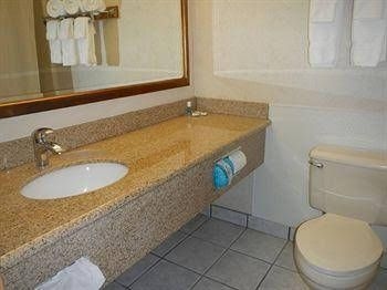 Vancouver Inn and Suites1