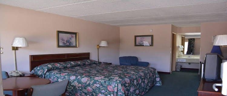 Camilla Inn & Suites1