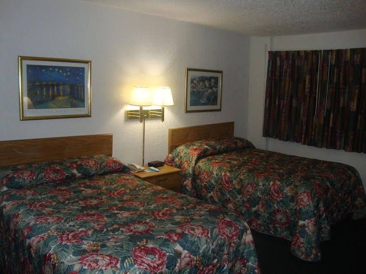 Plaza Inn4