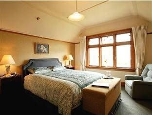 Highway House Boutique B & B1
