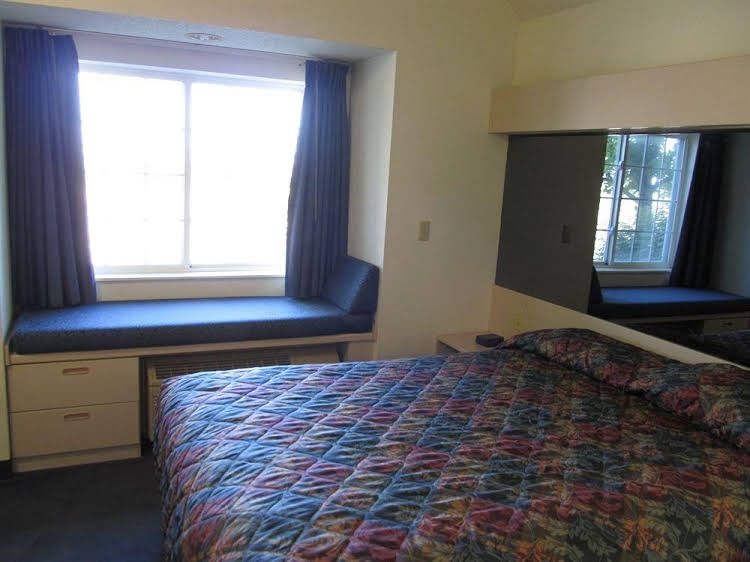 Days Inn & Suites Maryville0