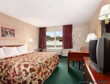 Red Roof Inn & Suites Battle Creek1