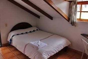 Hostal L'Auberge Inn3