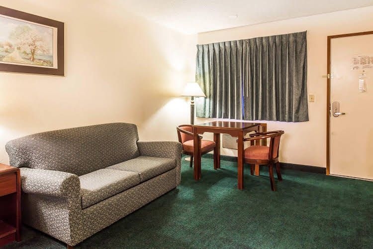 Econo Lodge Everett0