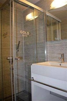 Gold Hotel2