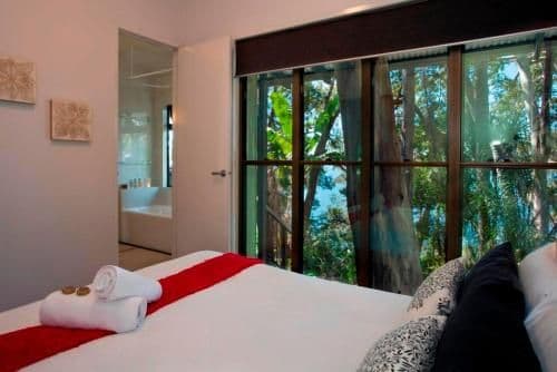Deluxe Two-Bedroom House with Lake View