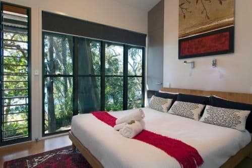 Deluxe Two-Bedroom House with Lake View