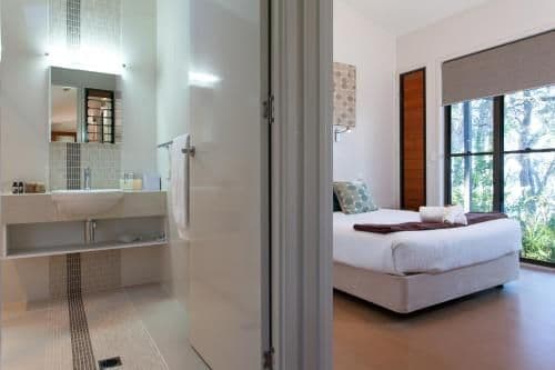 Deluxe Two-Bedroom House with Lake View