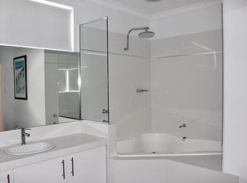 Three-Bedroom House with Spa Bath