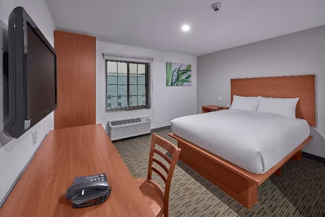 SUITE QUEEN SIZE BED