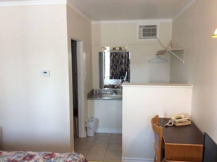 Embassy Motel3