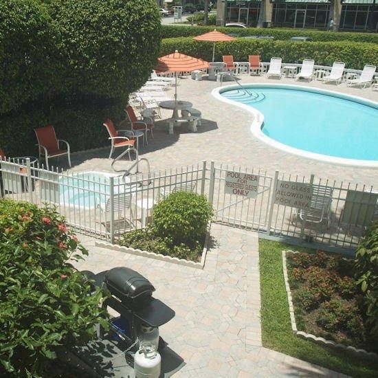 Deerfield Buccaneer Resort Apartments2