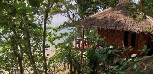 จังเกิ้ล ฮิลล์ บีช บังกะโล (Jungle Hill Beach Bungalow)0