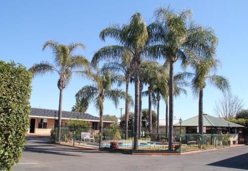 Town and Country Motor Inn0