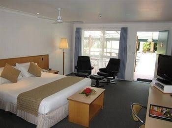 Paradise Hotel & Resort4