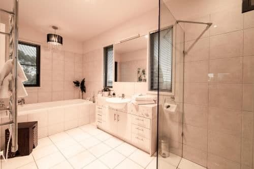 Luxury Apartment with Spa Bath - Top Floor