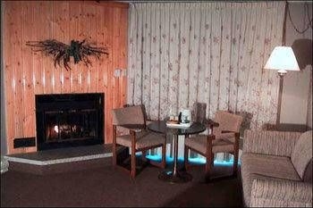 Colonial Bay Motel3