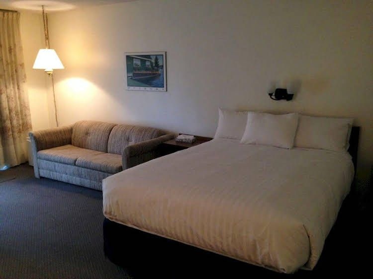 Colonial Bay Motel1