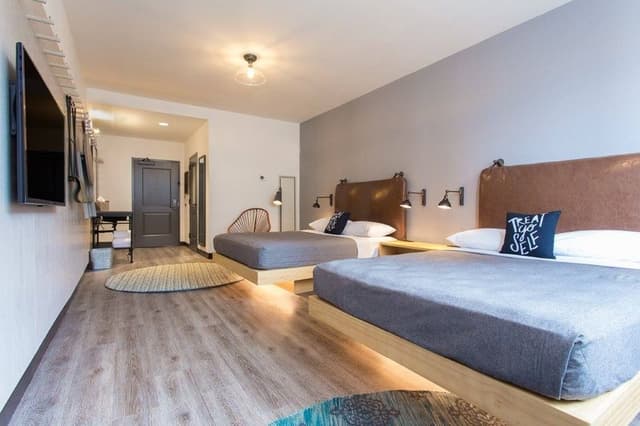 DOUBLE TWO QUEEN BEDS
