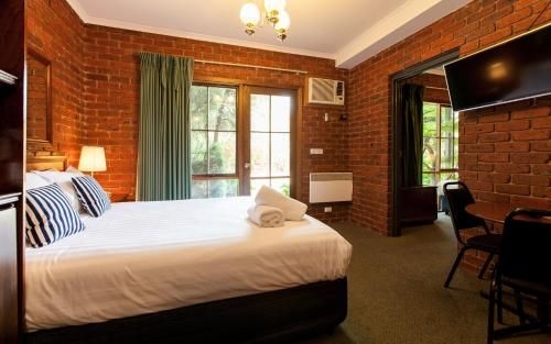Armour Motor Inn4