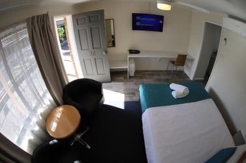 Queen Room - Pet-Friendly