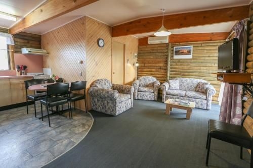 Lazy Acre Log Cabins1