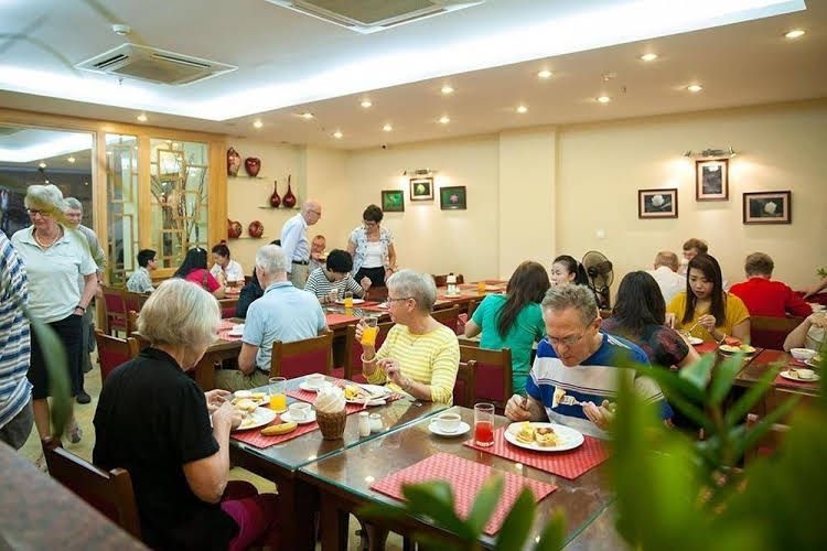 โรงแรมเฟิร์สอีเดน - หางบุน (First Eden Hotel - Hang Bun)4