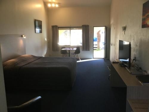 Captains Quarters Motor Inn0